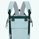 Mochila Cabaia modelo Adventurer Valparaiso, color celeste con detalles en verde oscuro. Confeccionada en poliéster impermeable y vegano. Cuenta con sistema MOLLE, compartimento acolchado para tablet o PC, correa para sujetar a la maleta y tirantes acolchados antitranspirantes.