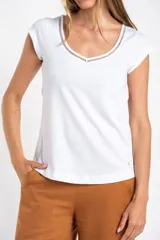 Remera blanca de algodón peinado, manga corta y escote en V con terminación de encaje calado.