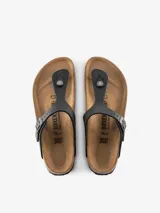 Sandalias Birkenstock modelo Gizeh, color negro, con tira de cuero engrasado y hebilla metálica ajustable.