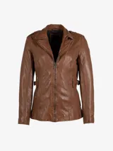 Chaqueta de cuero marrón con cierre asimétrico, cuello con solapas y múltiples bolsillos con cierre.