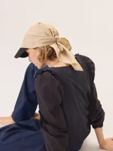 Gorro tipo gorra de béisbol con pañuelo integrado, confeccionado en tela denim azul.