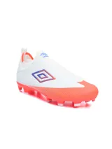 Championes de fútbol Umbro Belix HG, color negro con detalles en celeste y tornasolados en el logo lateral, diseño sin cordones con cuello elástico y tapones para césped natural.