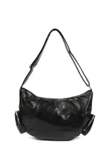 Bandolera negra de cuero sintético con correa ajustable y dos bolsillos laterales con cierre.