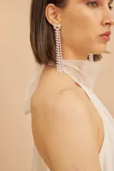Aros colgantes con forma de moño con flecos de perlas.