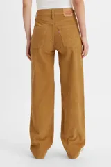 Pantalón de pana color mostaza, de corte ancho y tiro medio.