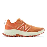 Championes de trail running New Balance Fresh Foam X Hierro v7, color naranja con logo blanco y suela Vibram® Megagrip.