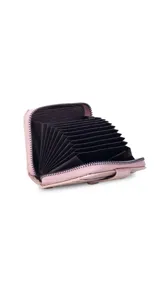 Tarjetero compacto con cierre perimetral y diseño de textura tipo cocodrilo. Cuenta con una presilla frontal con botón a presión y múltiples compartimentos internos para tarjetas.