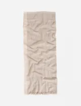 Pashmina rectangular color beige con finas rayas verticales marrones y terminación con flecos cortos.