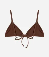 Top de bikini triangular marrón con pespuntes contrastantes y tiras para atar.