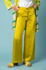Pantalón de vestir amarillo de satén, corte palazzo, con pinzas en la cintura y cierre frontal con botón.