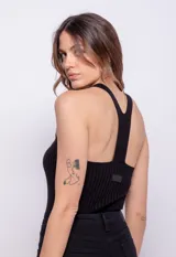 Top blanco de tejido de punto acanalado, sin mangas y con escote en V.