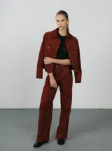 Pantalón de pana color marrón, de corte recto y tiro alto.