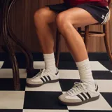Championes Adidas Samba Adv, color blanco con detalles en negro y suela marrón.