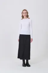 Remera de manga larga ajustada al cuerpo, color blanco, con cuello redondo bajo y tejido acanalado.