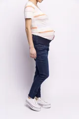 Jean de tiro medio con pretina elástica para embarazo.