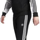 Pantalón de jogging negro con tres rayas blancas a los lados y logo de Adidas bordado en el muslo.