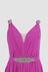 Vestido largo de fiesta color lavanda, con escote en V, breteles finos con apliques de strass y cinto con aplique de strass.