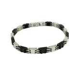 Pulsera de eslabones de acero plateado y negro.