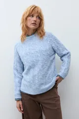 Sweater de punto con diseño de trenzas verticales, color rosa melange, de cuello redondo y manga larga con puños acanalados.