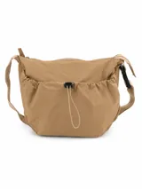 Bandolera color beige, confeccionada en material sintético ligero, con cierre superior, bolsillo frontal con ajuste de cordón elástico y correa ajustable con hebilla lateral.