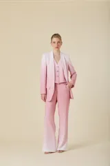 Saco de mujer color celeste, con solapa chal, bolsillos con solapa en el frente y cierre de un botón. Silueta estructurada de corte recto y elegante.