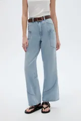 Pantalón jean de tiro alto, corte recto y color negro con efecto acid wash. Presenta bolsillos cargo laterales y bolsillos delanteros clásicos.