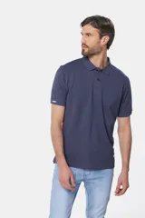 Remera polo de piqué, color azul, de manga corta con cuello en Rib y botones personalizados.