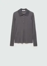Polo de manga larga confeccionado en tejido de punto fino, con cuello clásico y cierre frontal de botones. Presenta un diseño entallado y acabado acanalado.