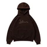 Hoodie oversize marrón oscuro con capucha y bolsillo canguro frontal. Presenta un logo bordado en tono gris claro en el pecho.