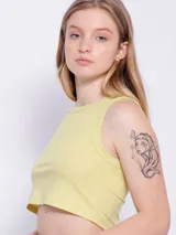 Top amarillo sin mangas de tela de textura acanalada y brillante.