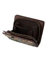 Billetera de tres cuerpos con diseño patchwork que combina cuero natural, cuero con pelo y jacquard de algodón. Incluye múltiples compartimentos para tarjetas, billetes, monedas y ventana plástica, con tecnología RFID para protección de datos.