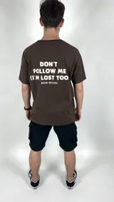Remera marrón chocolate de algodón con cuello redondo y estampado frontal con la frase "Don't follow me (I'm lost too)" en color blanco.