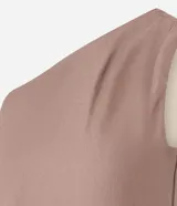 Blusa sastre de un solo hombro con tirante ancho, bajo asimétrico y detalle de tiras ajustables con regulador en el lateral.