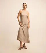 Blusa sin mangas color beige, confeccionada en tejido de punto acanalado con hilo metalizado, escote alto y corte ajustado.