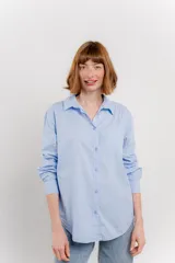 Camisa fucsia de algodón, corte clásico, manga larga y cierre con botones.