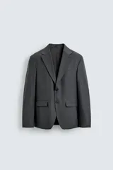 Blazer gris oscuro de corte regular fit con diseño de raya diplomática, confeccionado con mezcla de lana. Presenta solapas de muesca, cierre frontal de dos botones, bolsillos con solapa en la cadera y un bolsillo de vivo en el pecho.