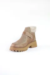 Bota corta de cuero marrón con puntera de gamuza, cuello de piel sintética negra, cierre con velcro y suela track negra.