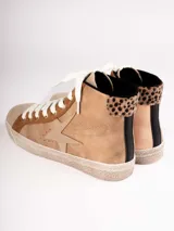 Zapatillas de caña alta color beige con detalles en marrón y animal print de leopardo en el tobillo. Presentan una estrella en el lateral y cordones blancos.