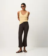 Blusa básica sin mangas de punto acanalado color amarillo claro, con escote en V y tirantes medianos, marca Marfinno.