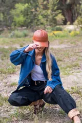 Pantalón negro de gabardina con corte gaucho, tiro alto, bolsillos laterales y terminación con puño en color beige.