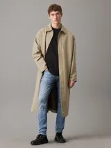 Pantalón de jean celeste de corte slim tapered, con talle medio, pierna estrecha y bragueta con cremallera. Confeccionado con 20% de algodón reciclado.