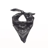 Pañuelo cuadrado negro de tela satinada, con estampado paisley y ornamentales en tono gris claro.