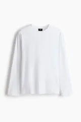 Remera blanca de punto de algodón liviano, de corte regular y manga larga.