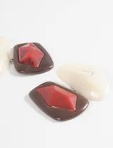 Aros colgantes con doble dije rectangular de resina, uno color crema y otro rojo con marco marrón.