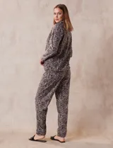 Conjunto de pijama animal print, marca René Rofé. Conjunto de camisón y pantalón. Camisón con solapa, bolsillo y mangas largas. Pantalón con cintura elastizada y lazo de ajuste.