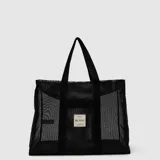 Bolso tipo tote confeccionado en red negra, con asas largas reforzadas y etiqueta rectangular con logo en el frente.