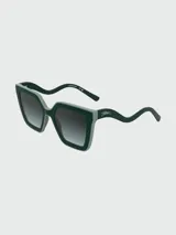 Lentes de sol Longchamp con armazón de diseño geométrico en color verde oscuro y patillas onduladas con el logo de la marca. Cuentan con cristales degradados en tono gris.