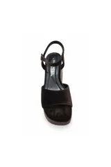 Sandalias de plataforma con cuña efecto madera y capellada de gamuza negra, con tira ancha en la parte delantera y tira ajustable alrededor del tobillo.