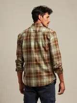 Camisa de vestir a rayas verticales azules y blancas, de corte regular fit y manga larga.