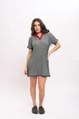 Vestido corto de tejido de punto a rayas verticales en tonos verde y gris, con mangas cortas y cuello polo rojo en contraste.